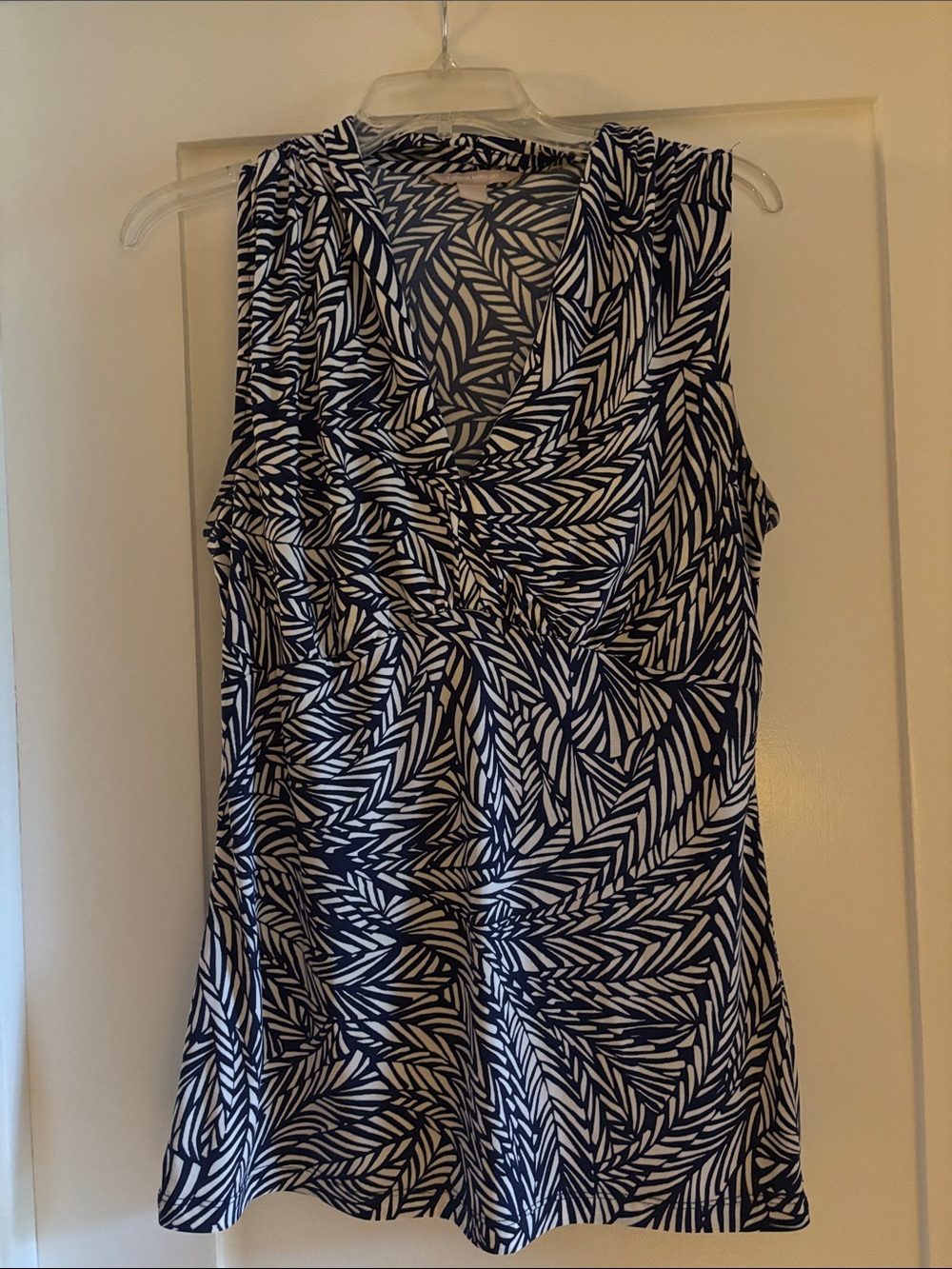 Banana Republic Sleeveless Blue White Leaf-Print V-Neck Top